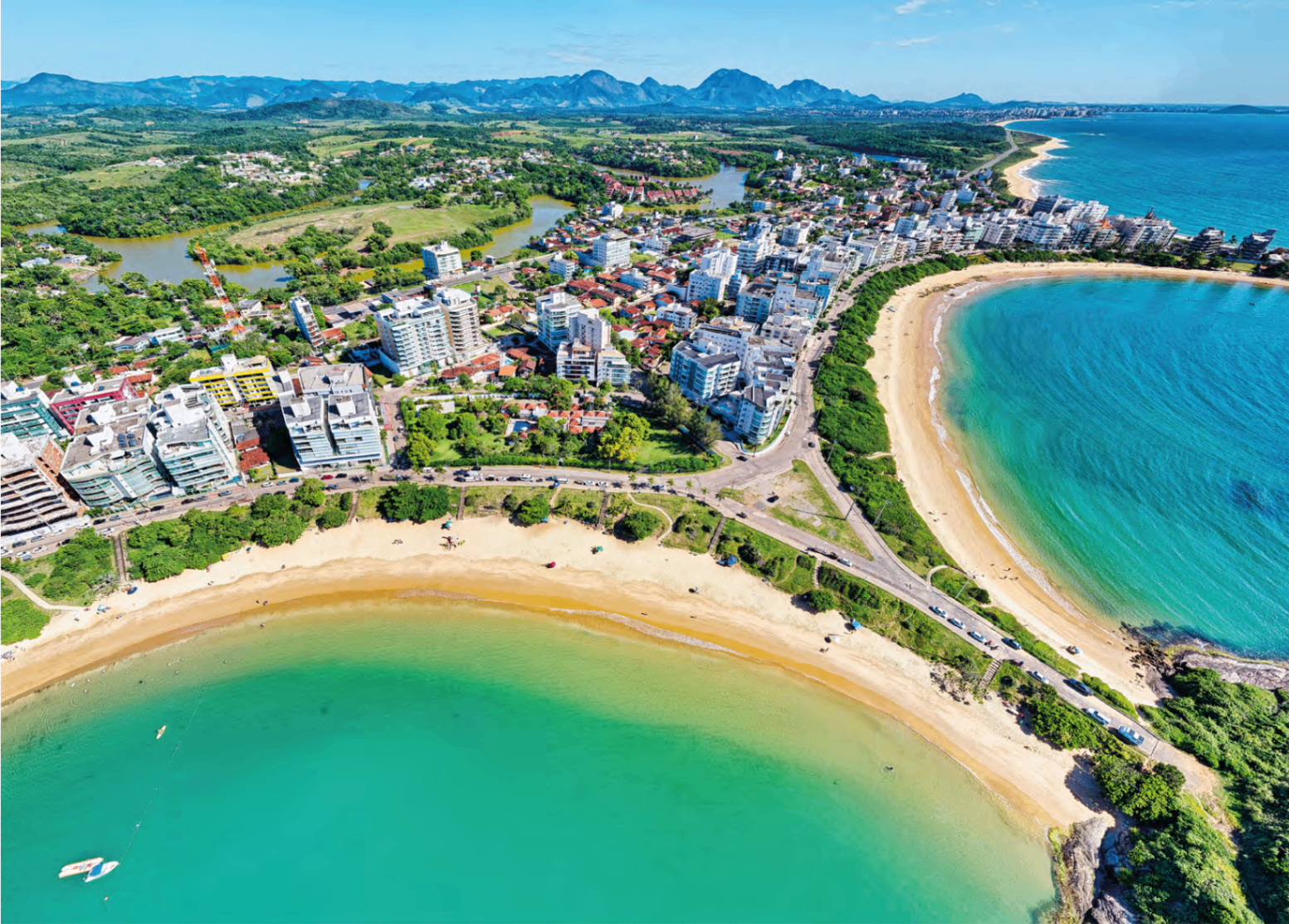 Vista aérea ampla de Enseada Azul reforçando a proximidade do empreendimento com o mar